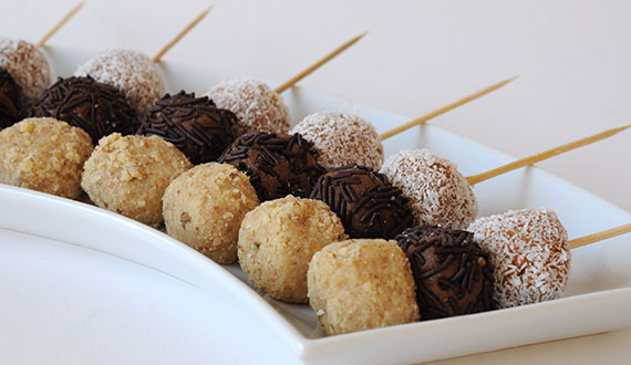 Bolitas de nuez, chocolate y manjar
